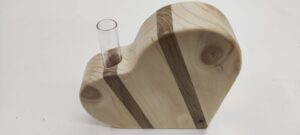 Holzherz mit Reagenzglas